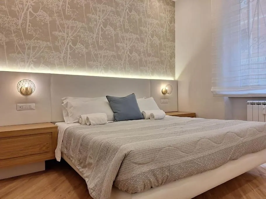 Peaceful 2 Bedrooms With Patio, Near Metro A Rom 0*,  Italien