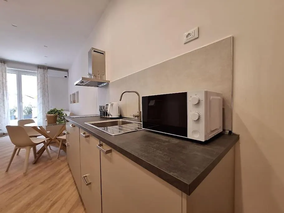 Apartment Peaceful 2 Bedrooms With Patio, Near Metro A Rome