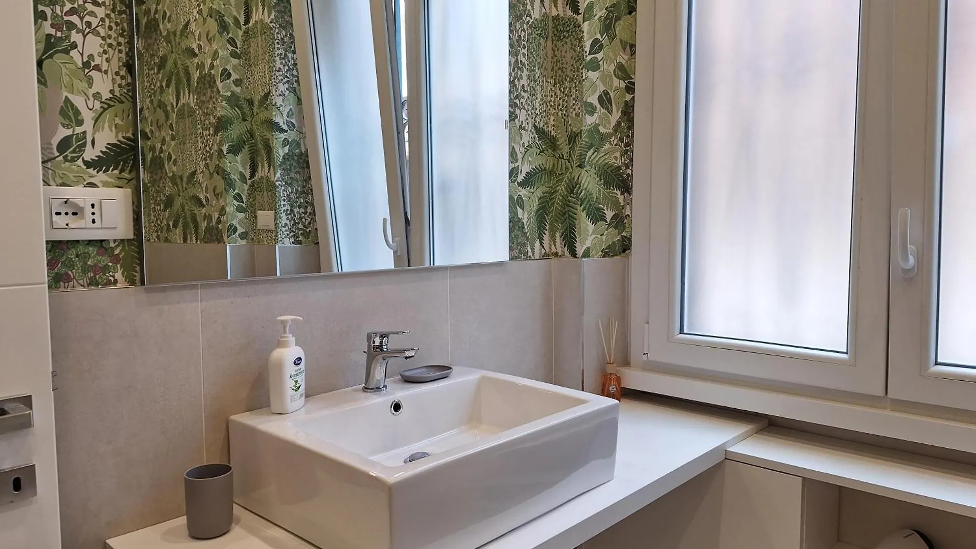 Peaceful 2 Bedrooms With Patio, Near Metro A Rome