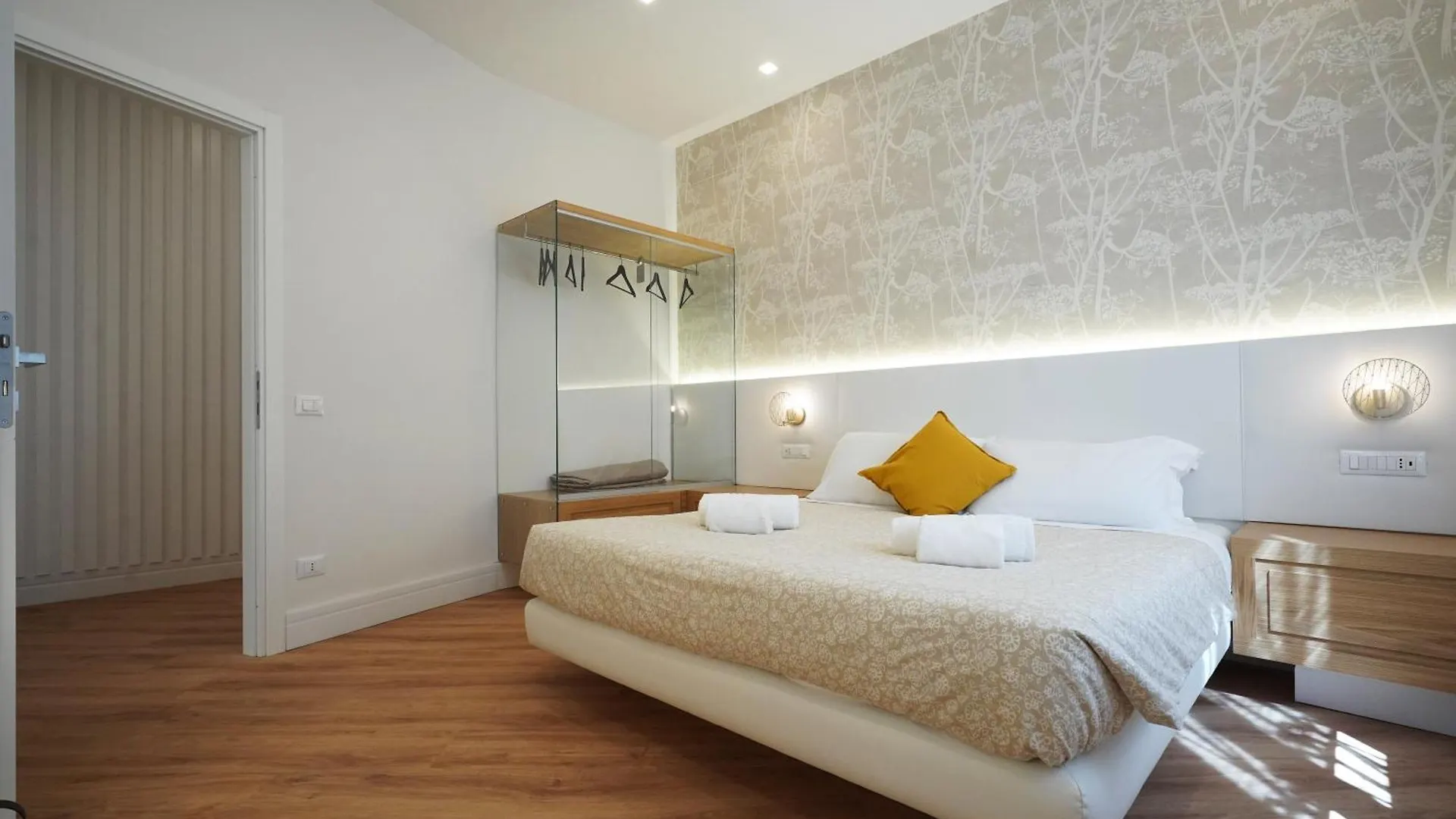 Peaceful 2 Bedrooms With Patio, Near Metro A Rome Apartment