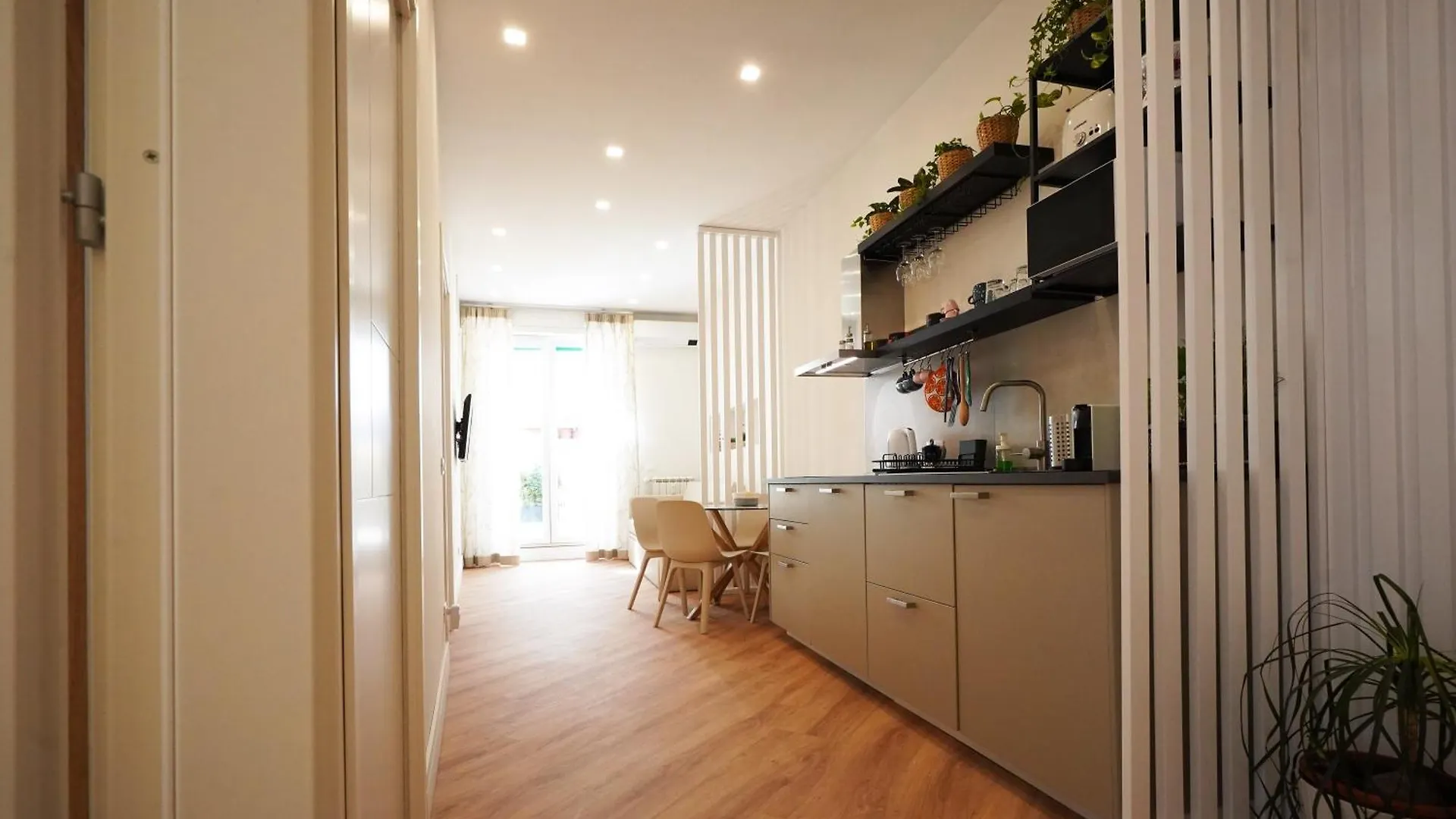 Apartment Peaceful 2 Bedrooms With Patio, Near Metro A Rome