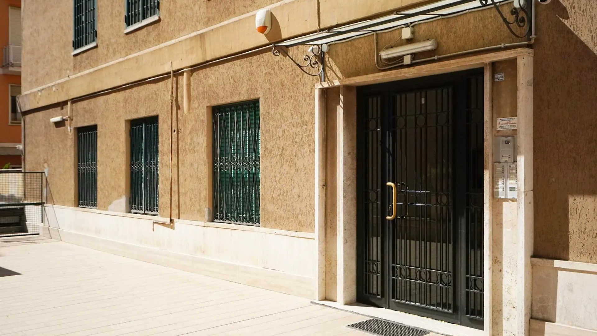 Peaceful 2 Bedrooms With Patio, Near Metro A Rome